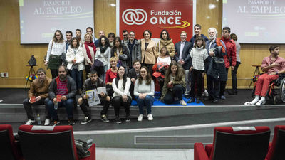 Un  millar de jóvenes con discapacidad reciben su pasaporte al empleo