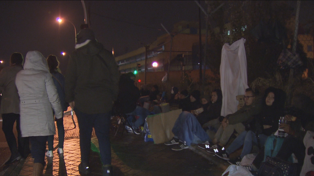 Dos centenares de personas  pasan la noche ante el CIE de Aluche