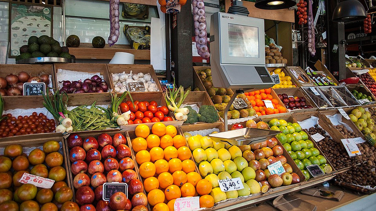 Una frutería ofrece tarifa plana de fruta a 1,29 euros el kilo para motivar al cliente