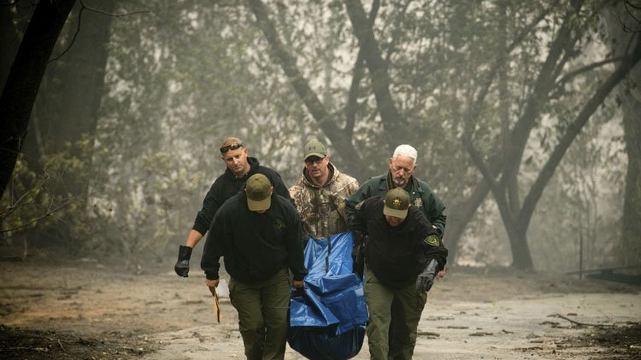 Hallan ocho cuerpos más en los incendios de California