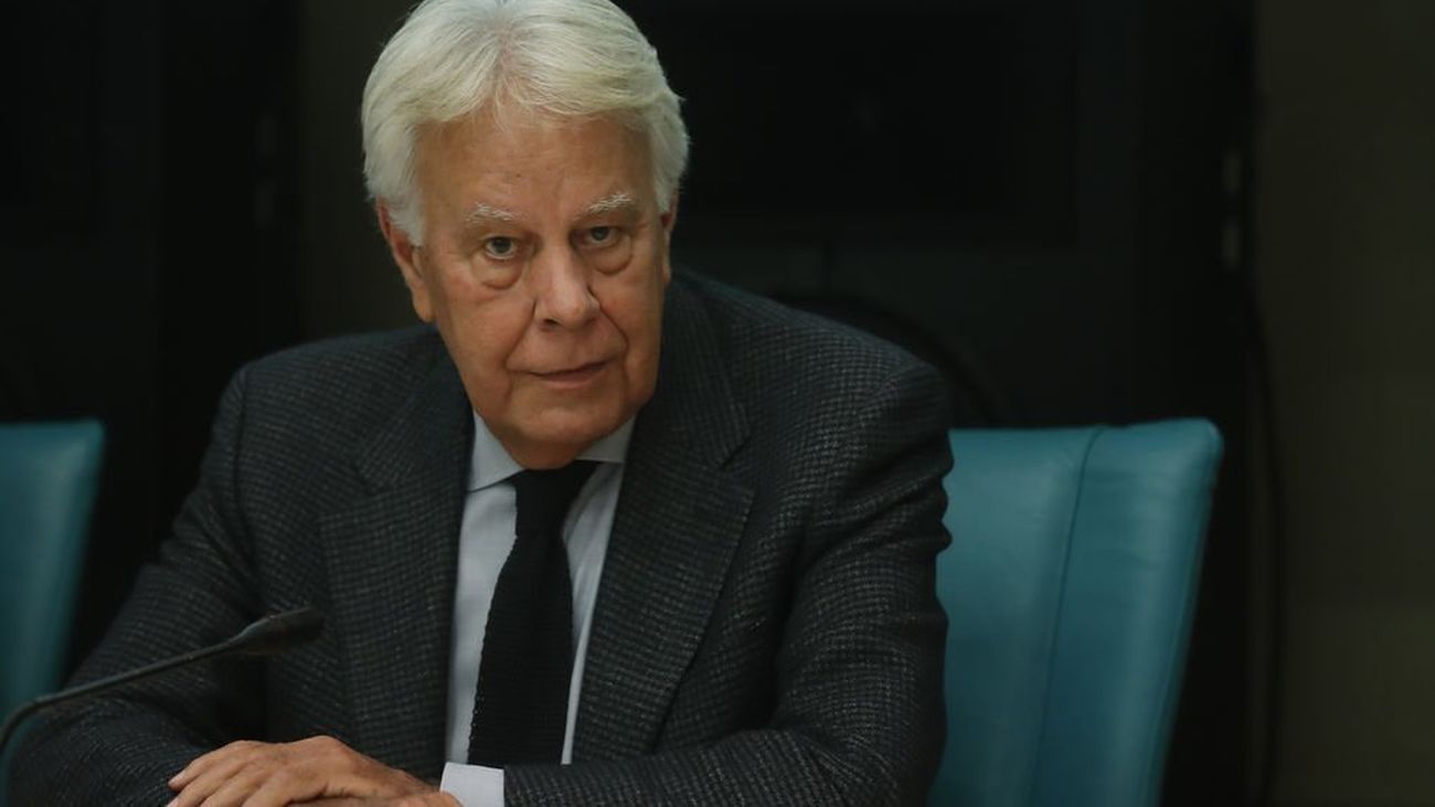 Felipe González pide reformar la Constitución ante los intentos de "desintegrar" España