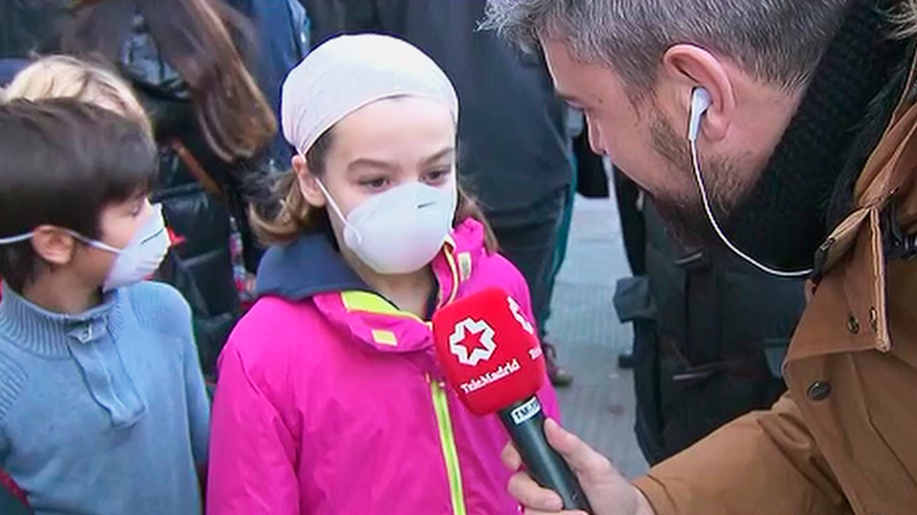 Alumnos de varios colegios acuden con mascarillas para apoyar Madrid Central