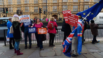 May defiende el acuerdo del  Brexit entre dimisiones de sus ministros