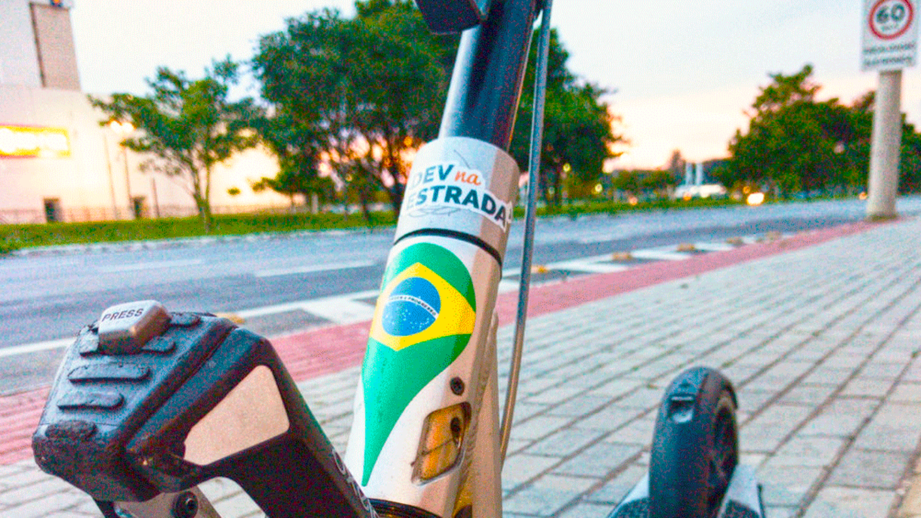 A 80 km/h, sin casco y en patinete por la avenida Diagonal de Barcelona