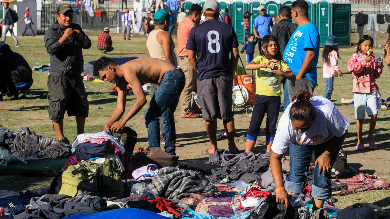 Miembros de la caravana migrante de centroamericanos en Tijuana