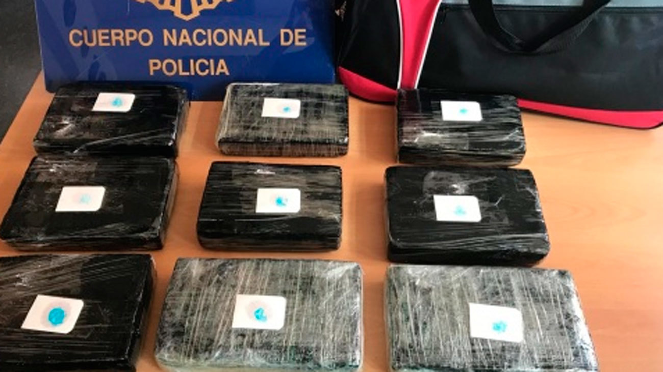 Tres detenidos tras frustrar un pase de cocaína en un centro comercial de Madrid