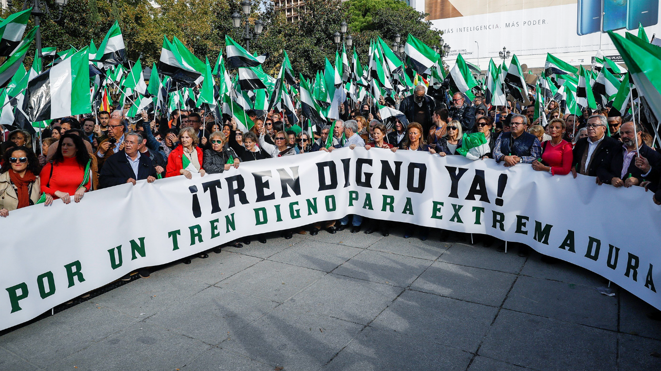 Miles de extremeños, hartos con la situación del tren
