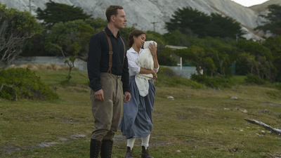 'La luz entre los océanos', una coproducción llena de enigmas y dilemas morales