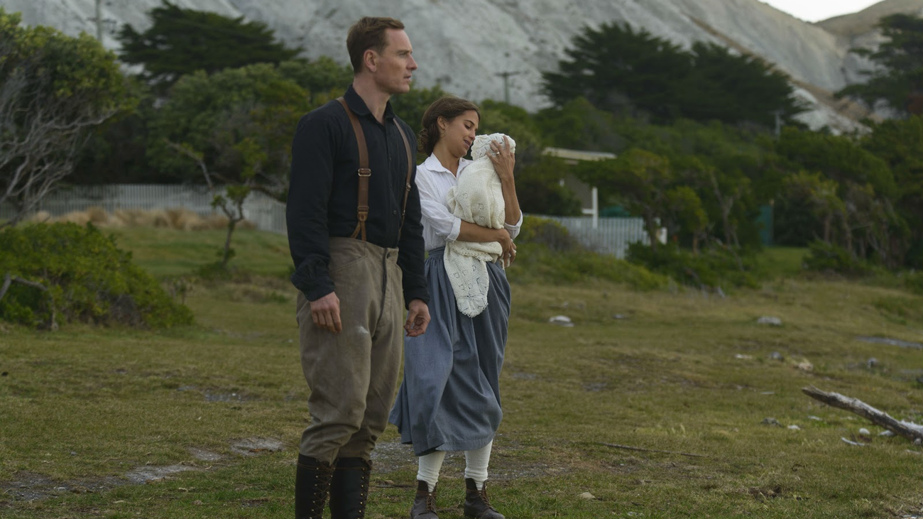 'La luz entre los océanos', una coproducción llena de enigmas y dilemas morales