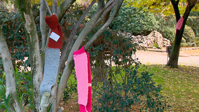 Bufandas colgadas en los árboles de un parque de Alcalá para personas sin hogar