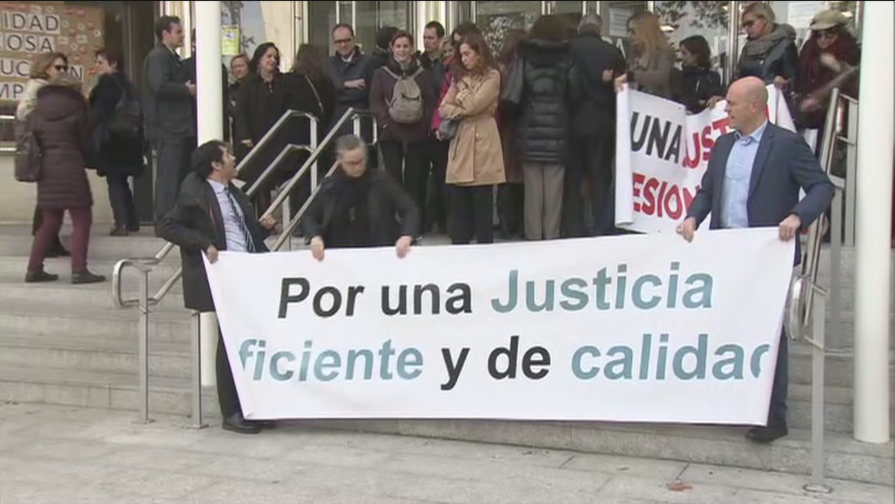 Jueces y fiscales exigen respuestas a Delgado en su segunda huelga este año