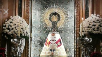 El "error lamentable" del manto de la Falange sobre la Virgen del Pilar