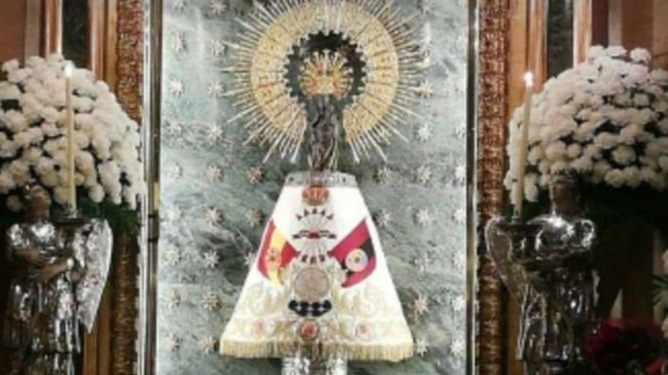 Manto de la Falange sobre la Virgen del Pilar