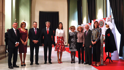 La Reina Letizia y Garrido muestran su apoyo al hospital central de la Cruz Roja en su centenario