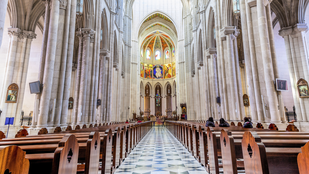 Los fieles ya pueden realizar donativos con móviles y tarjetas en la Almudena
