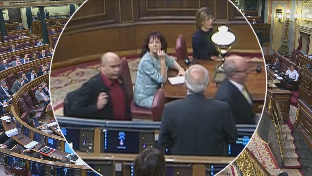 Un diputado de ERC escupe a Borrell en el Congreso de los Diputados