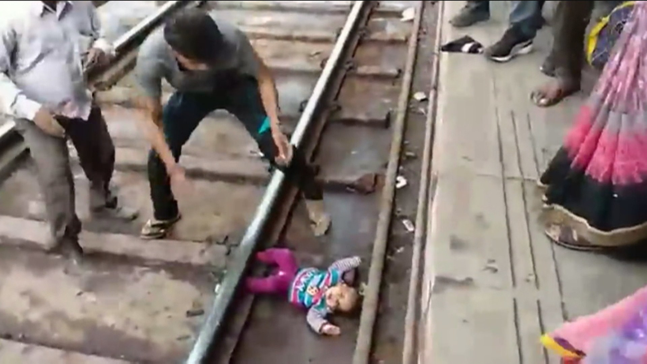 Una bebé sale ilesa tras caer al andén y pasarle un tren por encima