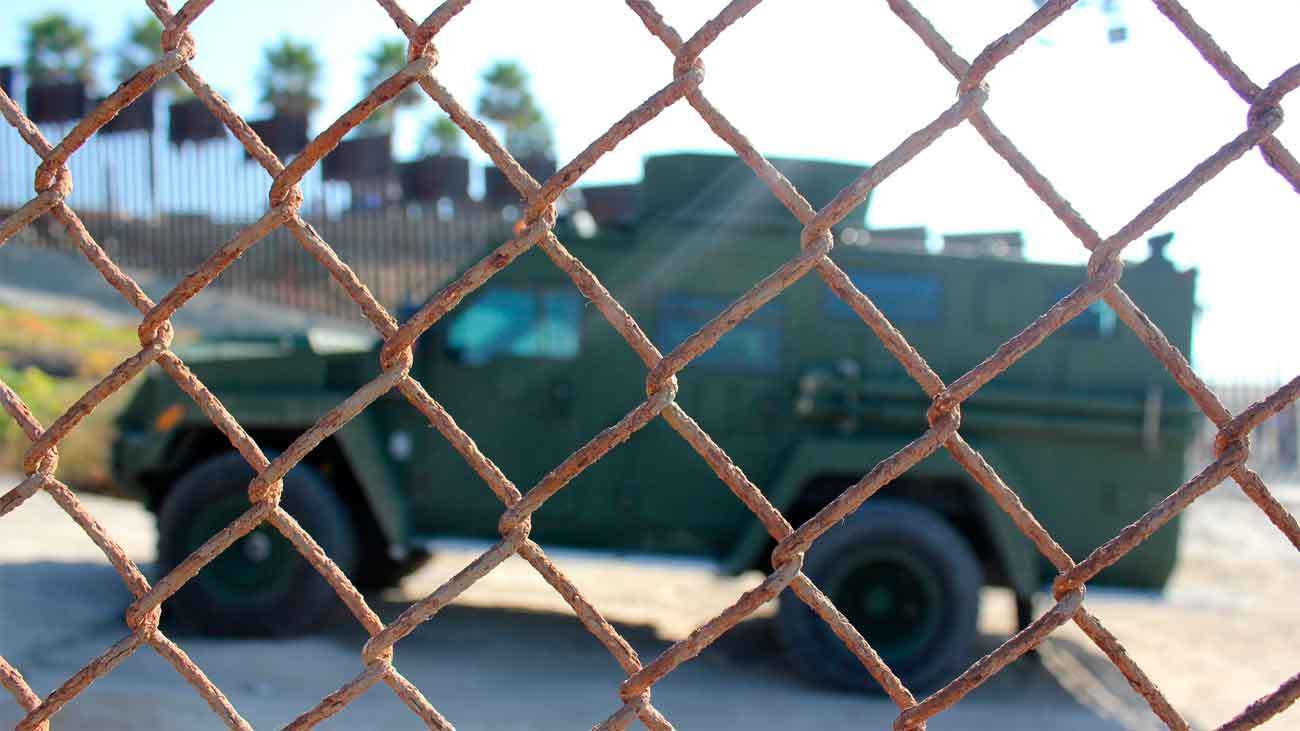 Trump autoriza a los militares a usar la fuerza "si es necesario" para  proteger la patrulla fronteriza con México