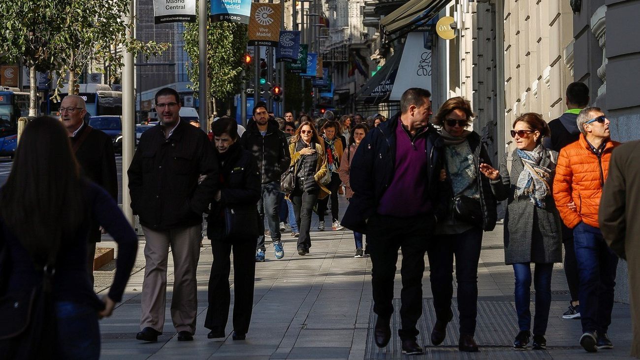 Peatones pasean por la nueva Gran Vía