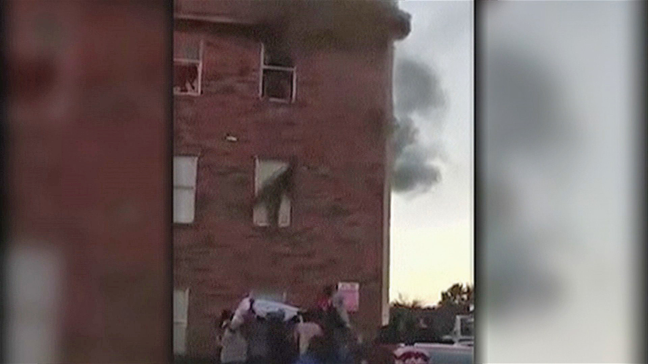 En Dallas, se lanzan por las ventanas para salvarse de las llamas