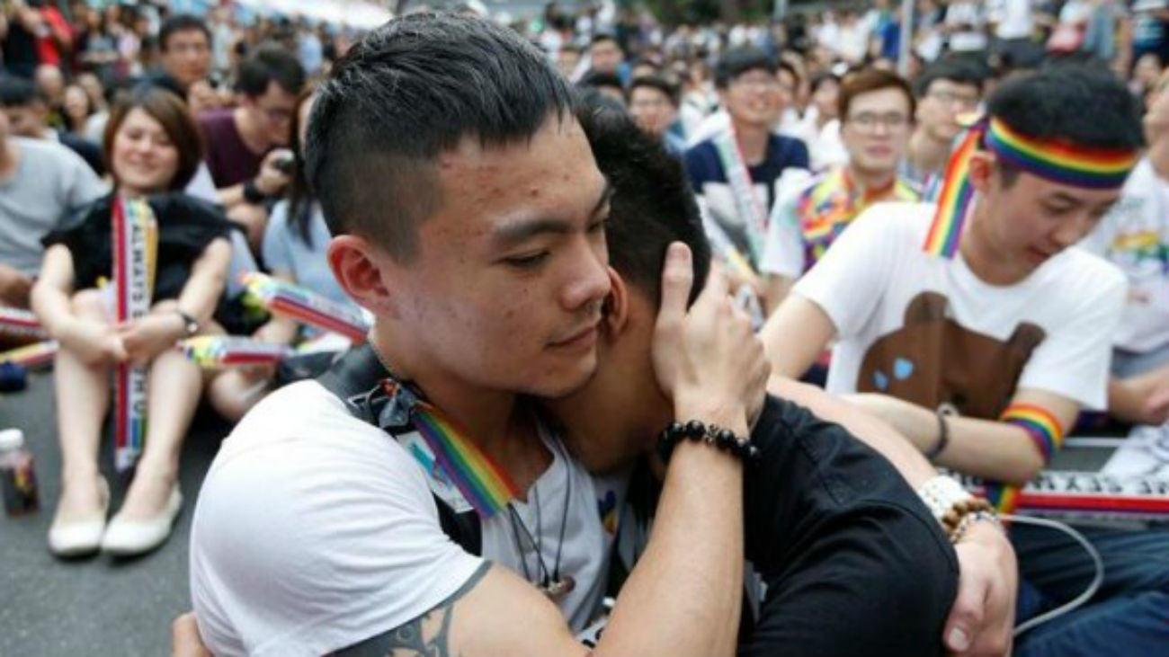 Dos integrantes de la comunidad LGBT se abrazan mientras celebran la decisión del Tribunal Constitucional sobre el matrimonio gay en Taiwan
