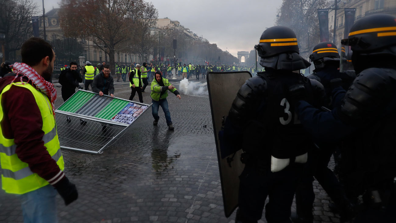 Enfrentamientos en una nueva protesta de los 'Chalecos amarillos' en París