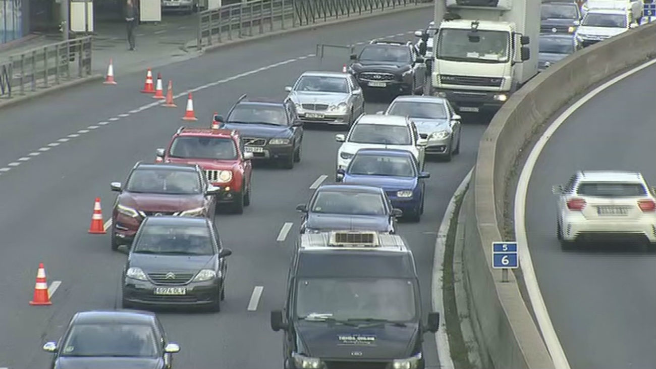 Atasco en el paseo de Extremadura por la colocación de los semáforos