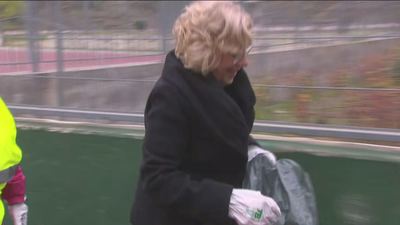 Carmena se pone los guantes y se une a la patrulla ciudadana de limpieza de Vallecas
