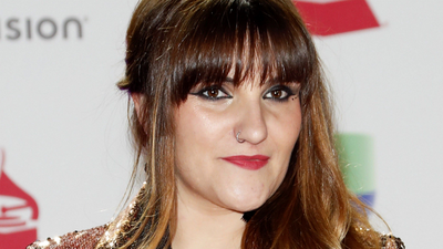 Rozalén, abanderada del feminismo, reúne sus vivencias y sus canciones