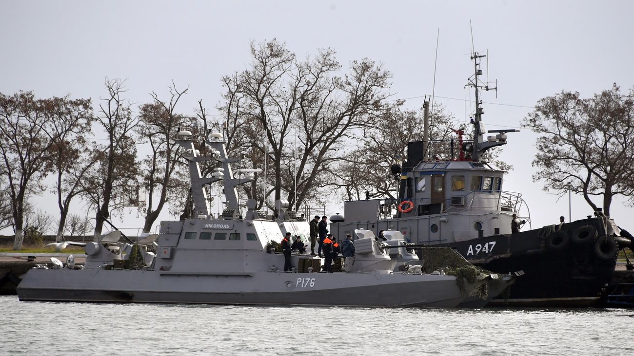 Un buque de guerra ucraniano y un remolcador permanecen en el puerto de Kerch