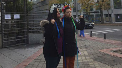 Absueltas las dos activistas de Femen que se encadenaron al altar de la Almudena