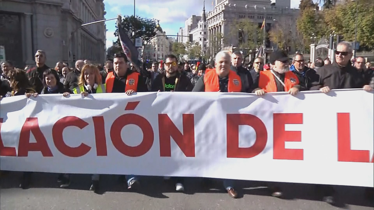 Miles de taxistas cortan la calle Alcalá contra "la pasividad" con las VTC