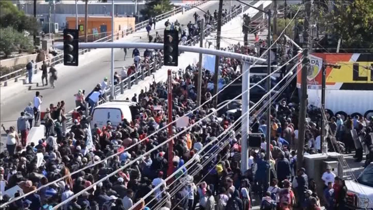 EE UU cierra la frontera en San Diego tras el intento de asalto de migrantes