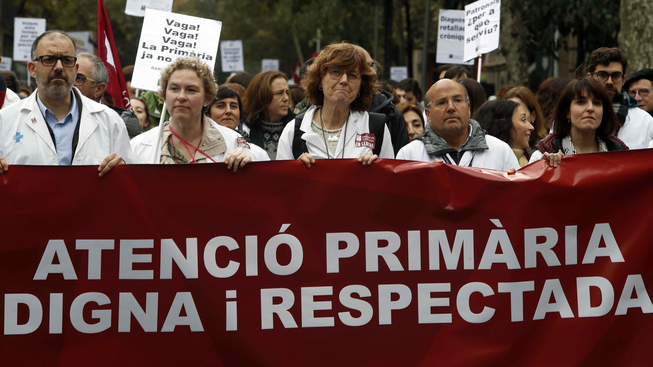 Unos 1.000 médicos y sanitarios protestan en Barcelona contra la "precariedad"