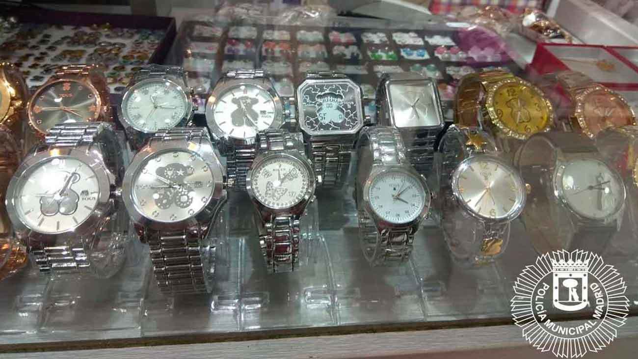 La Policía Municipal requisa 1.502 productos falsificados en Usera