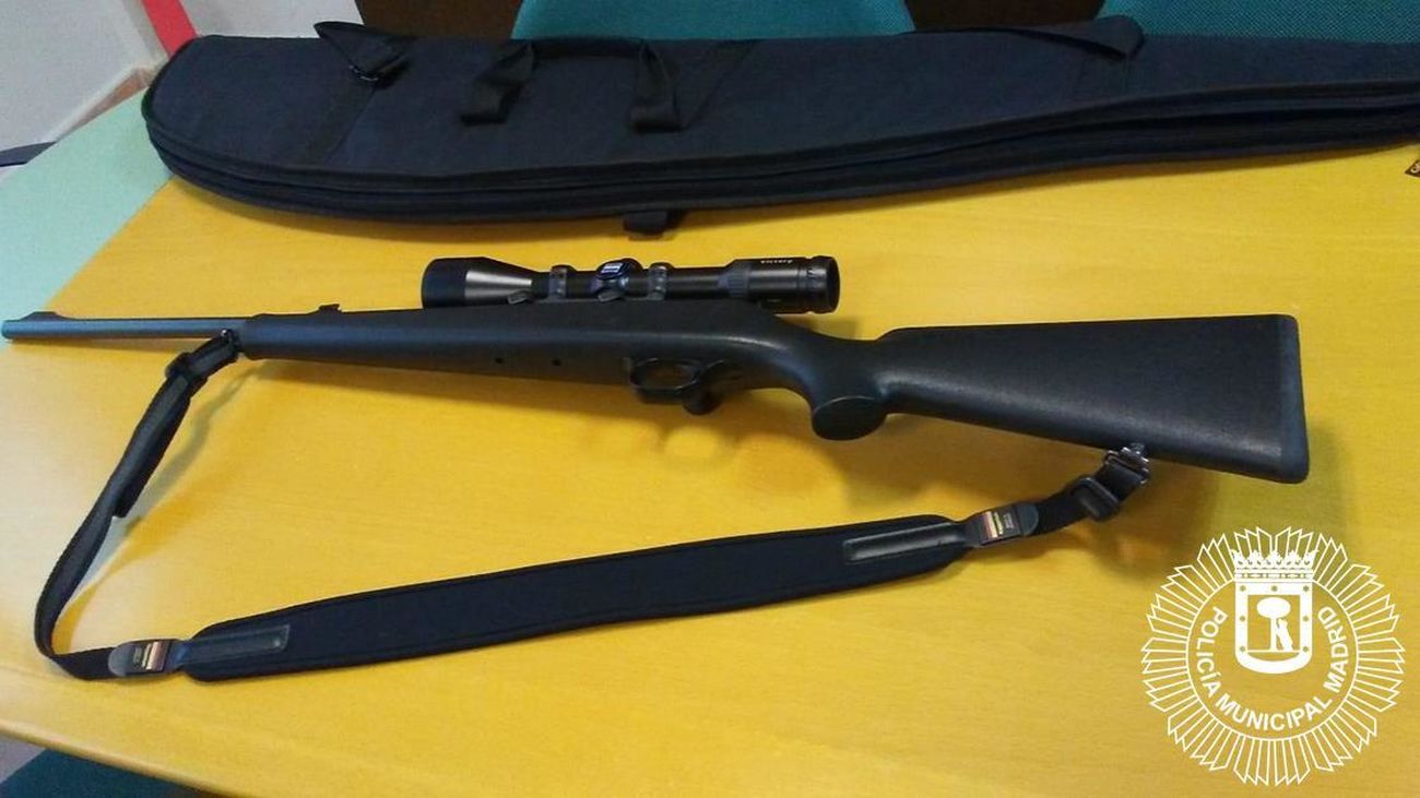 Detenido un conductor por circular ebrio y llevar un rifle y drogas