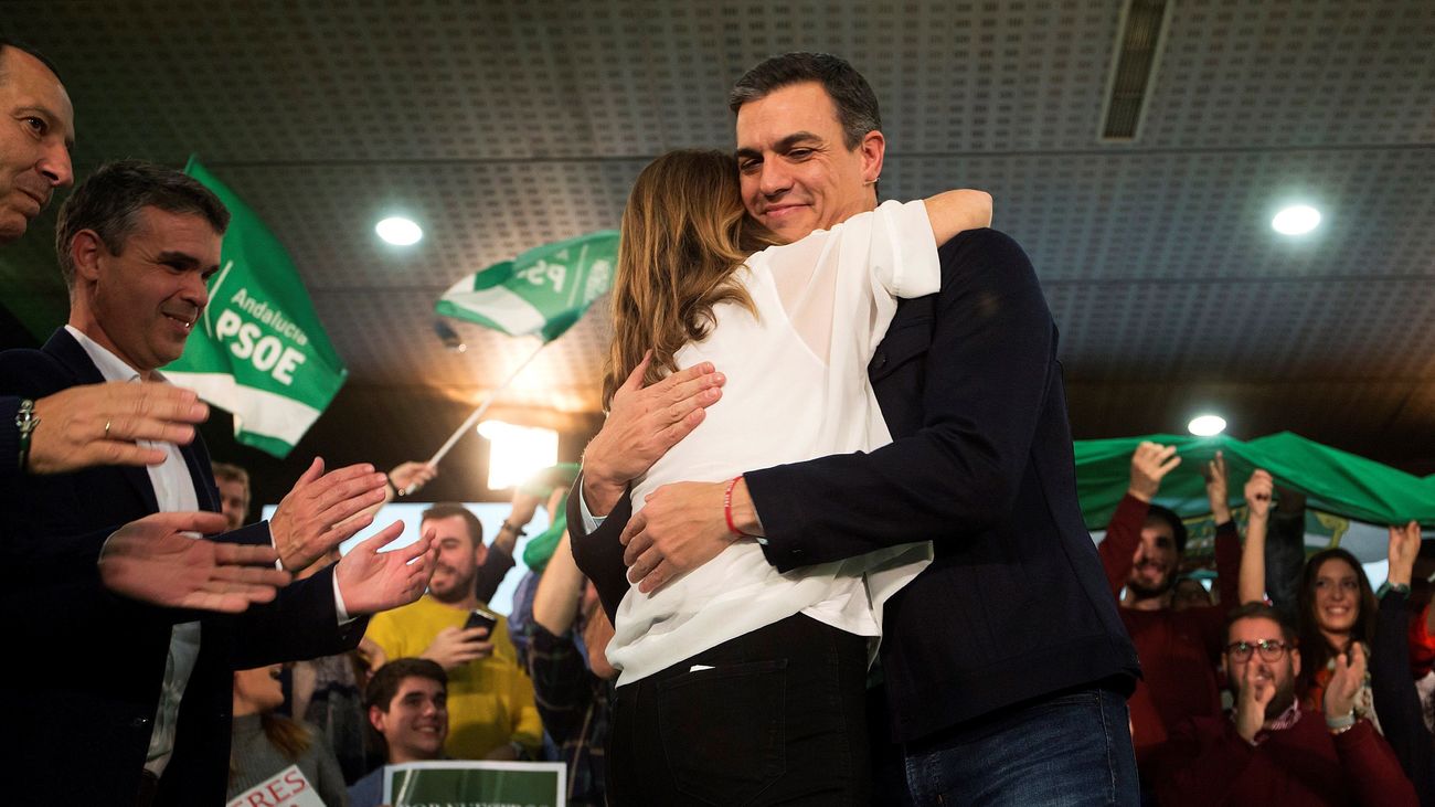 La candidata a la reelección de la Presidencia de la Junta, Susana Díaz, y el presidente del Gobierno y secretario general del PSOE, Pedro Sánchez, se saludan al finalizar un acto público en Marbella. (EFE)