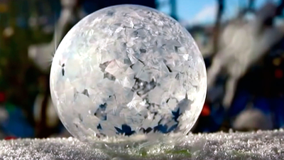 La magia de una burbuja congelándose