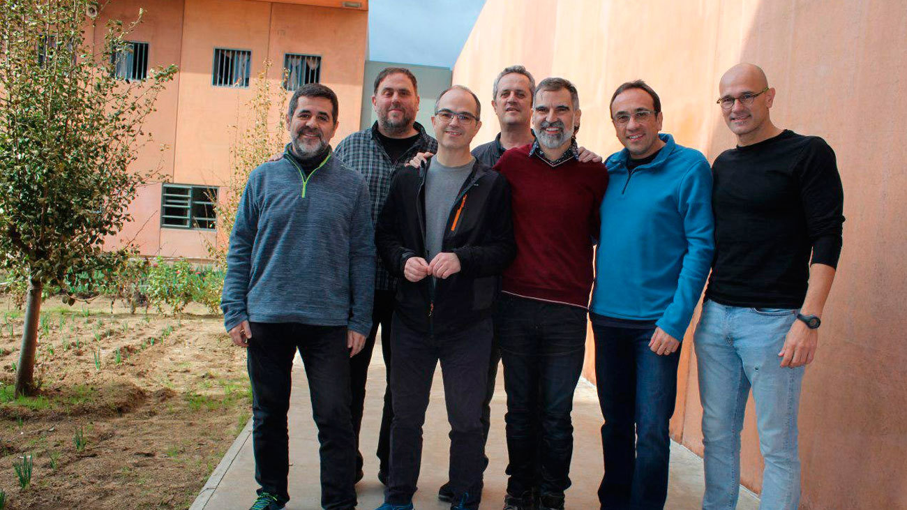 Imagen capturada de la cuenta oficial de Òmnium Cultural de Twitter de los siete dirigentes independentistas presos en la cárcel de Lledoners