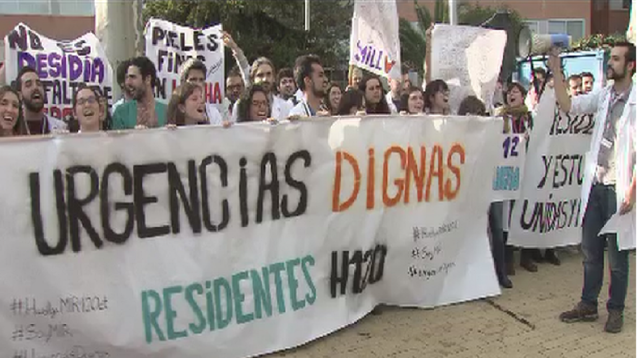 Continúa la huelga de los médicos residentes en el 12 de Octubre