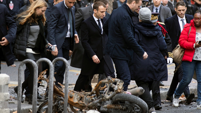 Macron visita el Arco del Triunfo para comprobar los desperfectos tras los disturbios