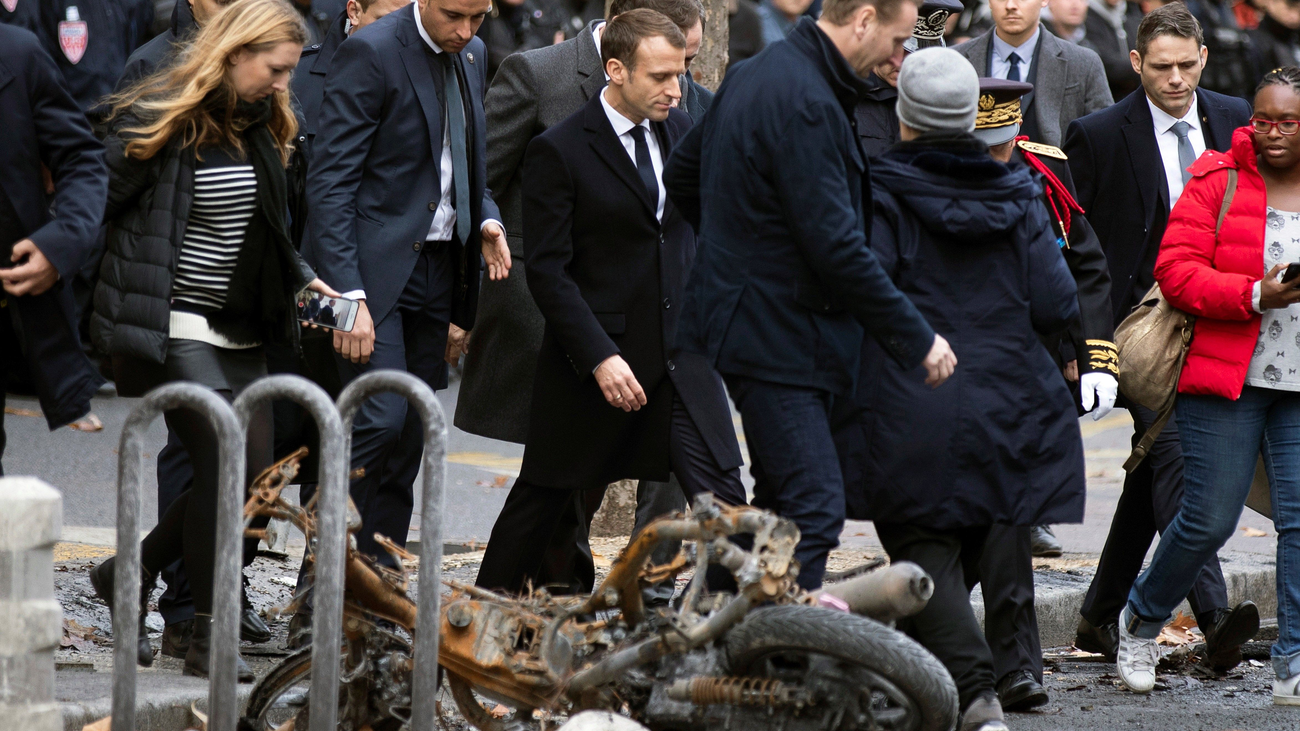 Macron visita el Arco del Triunfo para comprobar los desperfectos tras los disturbios