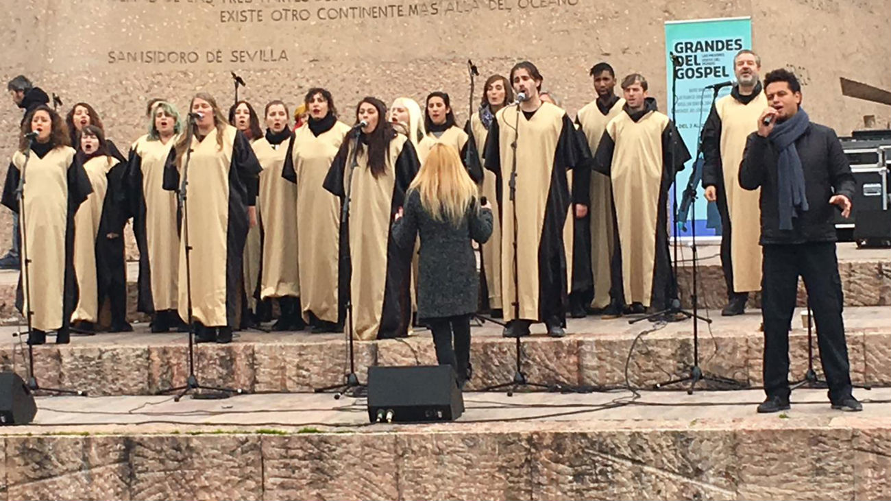 Voces celestiales llenan de Góspel la plaza de Colón