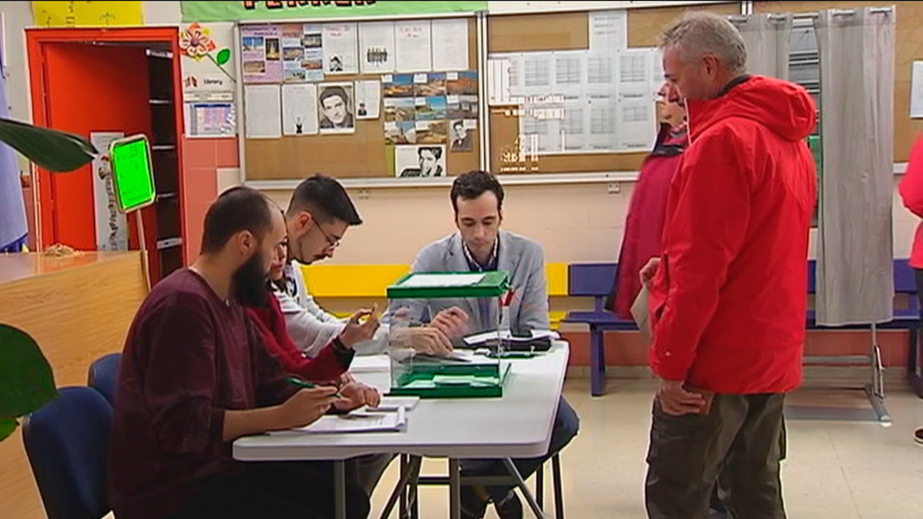 Los candidatos de los partidos votan pidiendo una masiva participación