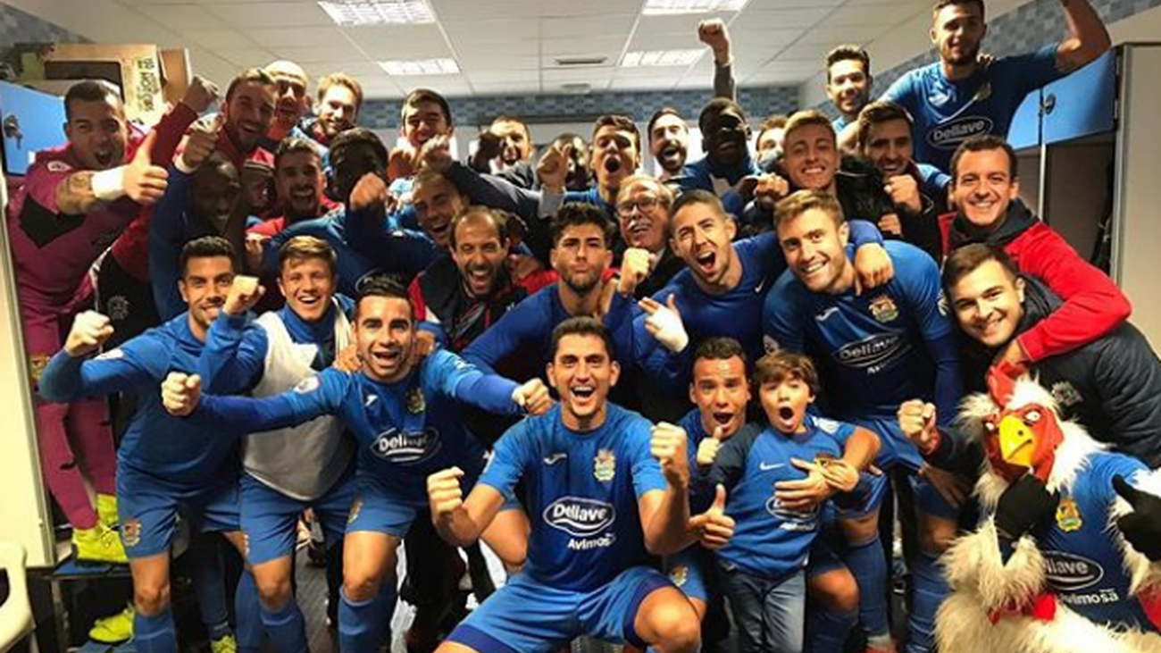 Fuenlabrada celebra en el vestuario