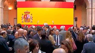 Sol se viste este martes con la bandera rojigualda para celebrar los 40 años de la Constitución