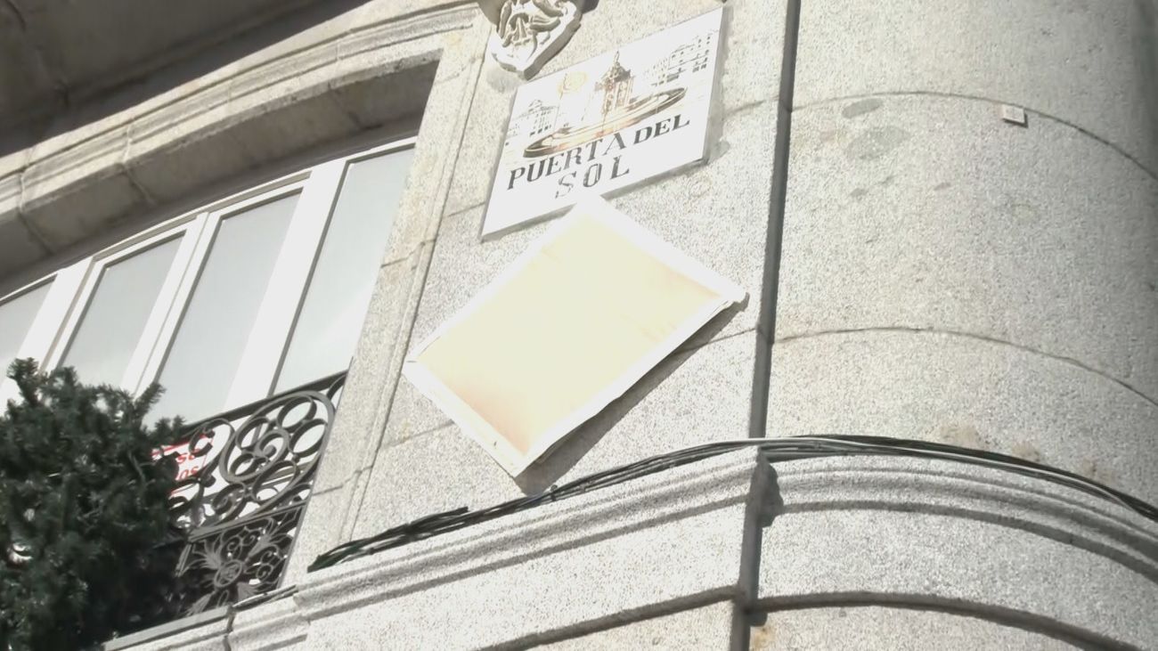 La nueva placa en homenaje al 15-M, a la espera de ser inaugurada