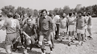 Un partido de fútbol entre políticos y periodistas, símbolo de la concordia