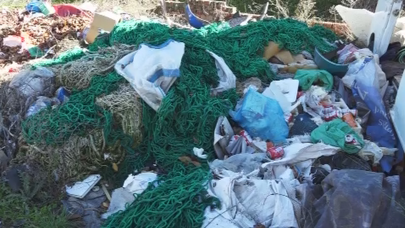 Calles sin asfaltar, basura y  malos olores en el polígono industrial de Paracuellos