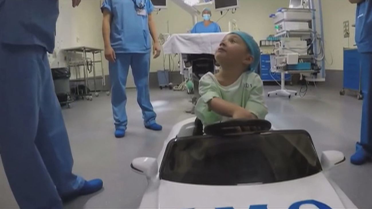 En coche al quirófano: la iniciativa de un hospital para  reducir el estrés de los niños